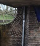 Een kunstig gemetselde boog ondersteunt het huisje aan de linkerzijde
              <br/>
              Richard Keijzer, 2016-03-03